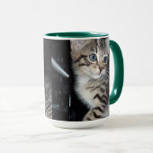 「トラブルのヒゲ – いたずら好きな虎猫子猫 マグカップ (正面右)