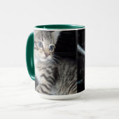 「トラブルのヒゲ – いたずら好きな虎猫子猫 マグカップ (正面左)