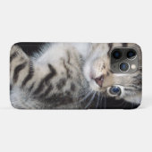 「トラブルのヒゲ – いたずら好きな虎猫子猫 Case-Mate iPhoneケース (裏面(横))