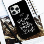 トラベやる気を起こさせるル引用文白黒クール iPhone 15 PRO MAXケース<br><div class="desc">旅行やる気を起こさせる引用文の黒と白クラシックの – すべての人が徘徊して失ったいない。</div>