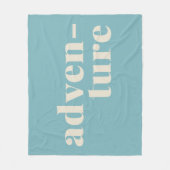 トラベルラバーズアドベンチャー文字ソフトティール（緑がかった色）ブルーレトロ フリースブランケット (正面)