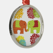 トランクの花を握る愛のかわいらしい象 メタルオーナメント (右)