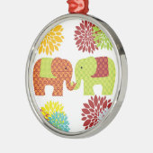 トランクの花を握る愛のかわいらしい象 メタルオーナメント (左)