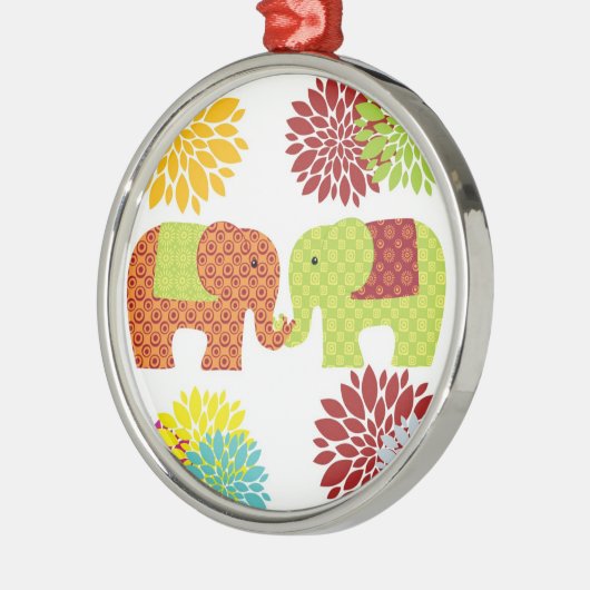 トランクの花を握る愛のかわいらしい象 メタルオーナメント (左)