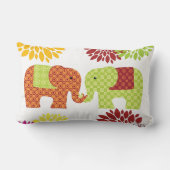 トランクの花を握る愛のかわいらしい象 ランバークッション (裏面)