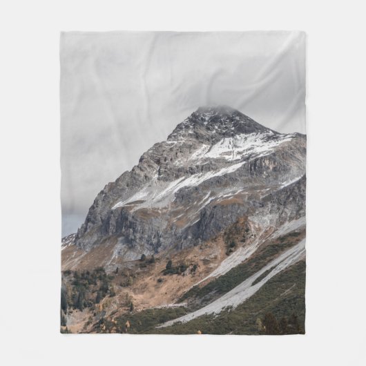 トランジスタで囲まれた雪を頂いた灰色の山 フリースブランケット (正面)