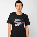 トランスジェンダーの権利を支援する Tシャツ<br><div class="desc">トランスジェンダーの権利をサポートするトランス同盟の贈り物。トランスジェンダープライドの旗の色は、トランスコミュニティのためのカッコいい引用文上の支援引用文と。</div>