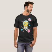 トランスジェンダーの猫が宇宙でトランスプライド Tシャツ (正面フル)
