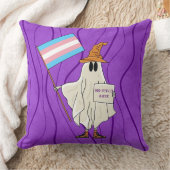 トランスジェンダー旗を持つハロウィーン幽霊 クッション (ブランケット)