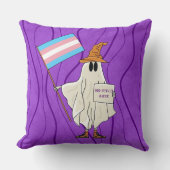 トランスジェンダー旗を持つハロウィーン幽霊 クッション (正面)