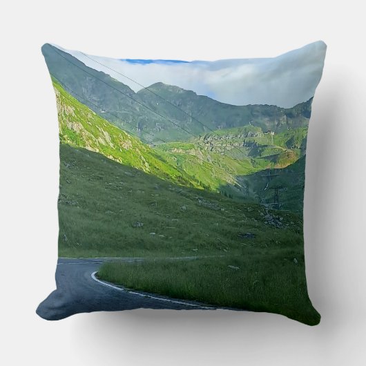 トランスファガラサン高山の景色 – ルーマニアの山岳アート クッション (正面)