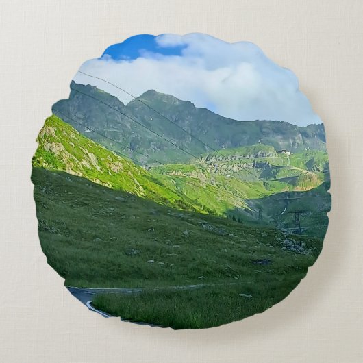トランスファガラサン高山の景色 – ルーマニアの山岳アート ラウンドクッション (正面)