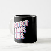 トランス保護キッズLGBTI+権利プライド月誇りを持った ツートーンマグカップ (正面左)
