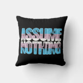 トランス・ジェンダーのプライドは何も仮定しません クッション (裏面)