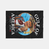 トランプおもしろいシャツ湾アメリカ湾Est 2025 フリースブランケット (正面(横))