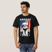 トランプおもしろい逮捕このアメリカ国旗トランプ2024 Tシャツ (正面フル)