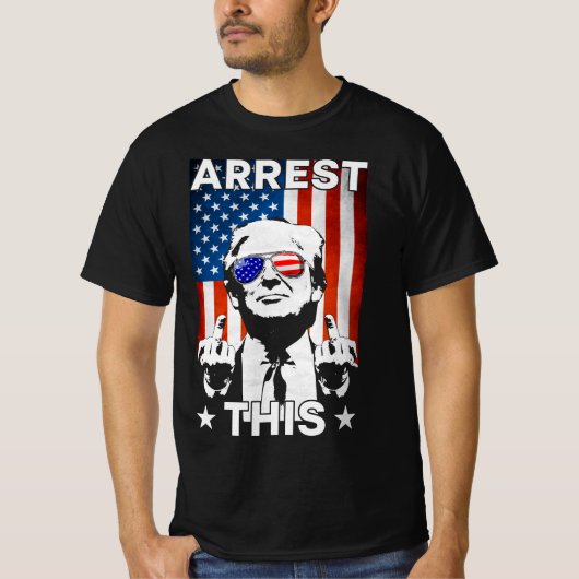 トランプおもしろい逮捕このアメリカ国旗トランプ2024 Tシャツ (正面)