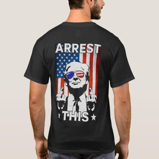 トランプおもしろい逮捕このアメリカ国旗トランプ2024 Tシャツ (裏面)