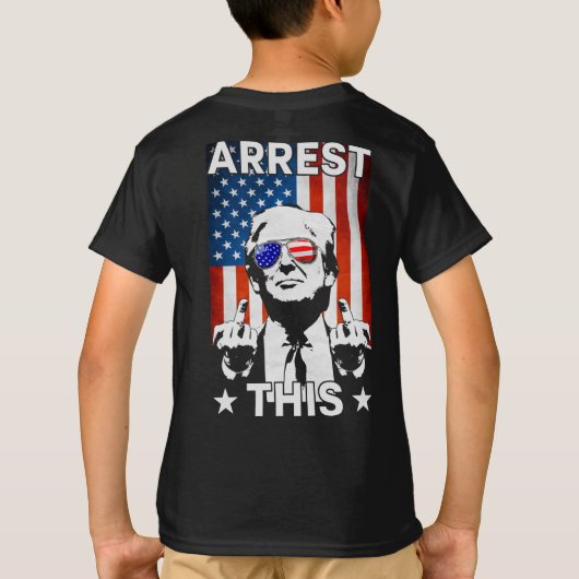 トランプおもしろい2024逮捕このアメリカ国旗2面 Tシャツ (裏面)