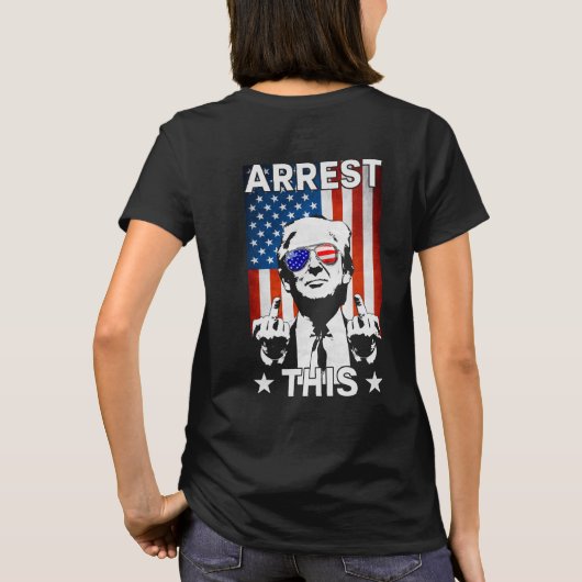 トランプおもしろい2024逮捕このアメリカ国旗2面 Tシャツ (裏面)