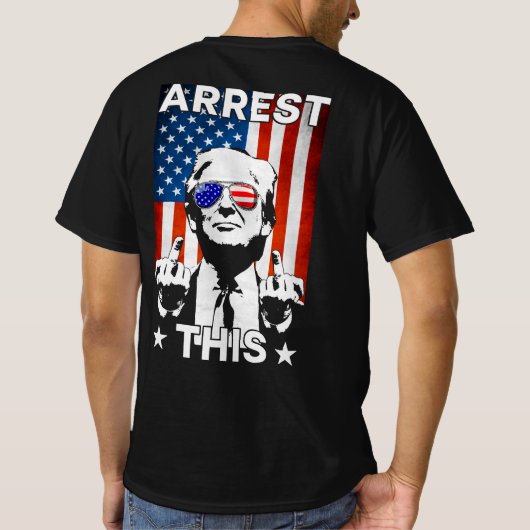 トランプおもしろい2024逮捕このアメリカ国旗2面 Tシャツ (裏面)