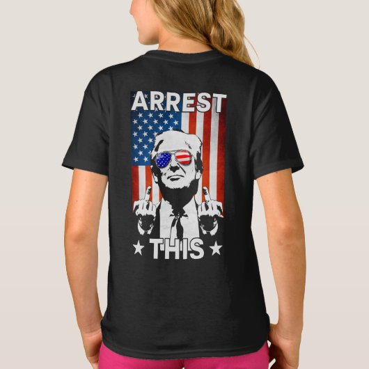 トランプおもしろい2024逮捕このアメリカ国旗2面 Tシャツ (裏面)