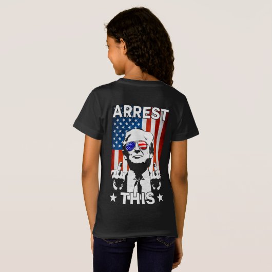 トランプおもしろい2024逮捕このアメリカ国旗2面 Tシャツ (裏面フル)