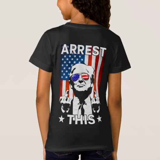 トランプおもしろい2024逮捕このアメリカ国旗2面 Tシャツ (裏面)
