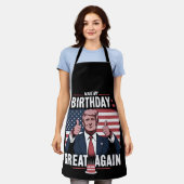 トランプがお誕生日おめでとう "Make My Birthday Great Again" エプロン (着用した状態)