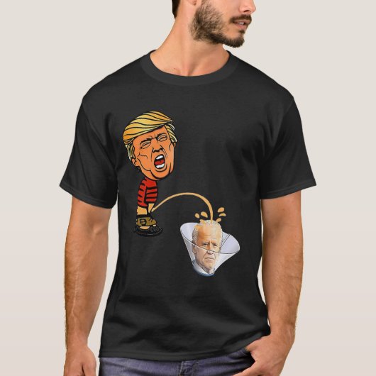 トランプがバイデンに小便 Tシャツ (正面)