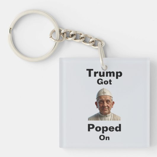 トランプが教皇にキスされた キーチェーン (正面)