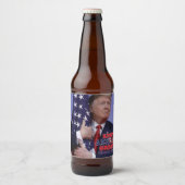 トランプが旗を抱く – トランプ2020 ビールラベル (正面)