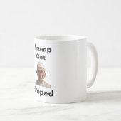 トランプが法王にポーズをつけた マグカップ (正面右)