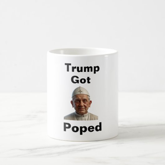 トランプが法王にポーズをつけた マグカップ (中央)