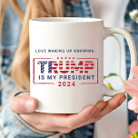 トランプが私の社長であることを知って目覚める愛 コーヒーマグカップ<br><div class="desc">愛と政治的プライドを披露するトランプは私の社長コーヒーマグであることを知って目覚める。愛国の色はっきりしたとサポートの文を組み合わせたデザインを特徴とし、このマグカップは、あなたの価値観とお気に入りの共に熱い飲み物を楽しむのに祝最適である。仲間のサポーターへの贈り物であれ、個人的な形見であれ、このマグカップはスタイリッシュ、あなたのコレクションに機能的な追加である。日常使用にも会話作品にも最適で、実用性と政治熱のtouchが融合している。</div>
