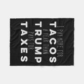 トランプが税金を支払うよりもタコスの方が年に多く支払う フリースブランケット (正面(横))