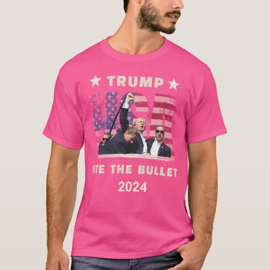 トランプが銃弾を噛み救付けアメリカ2024 Tシャツ (正面)