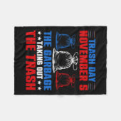 トランプごみの日11月5日ごみの取り出し フリースブランケット (正面(横))