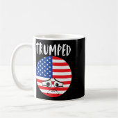 トランプに反対し、トランプの選挙結果に後悔する民主党員 コーヒーマグカップ (左)