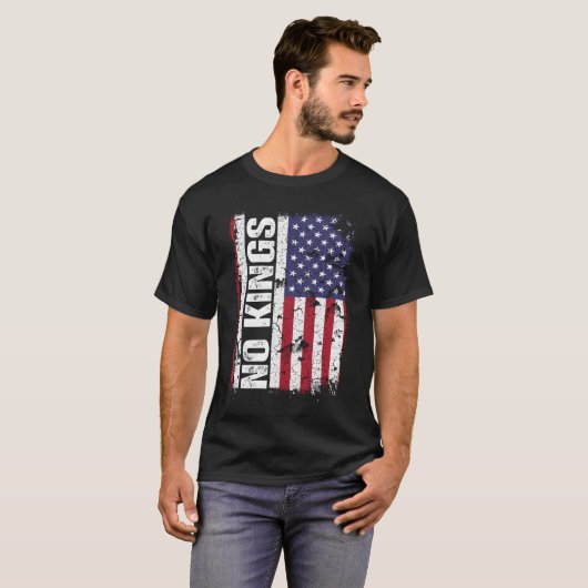 トランプに反対 王様などいらない USAフラグ 抗議の名言 Tシャツ (正面フル)