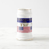 トランプに立ち向かう ビールジョッキ (中央)