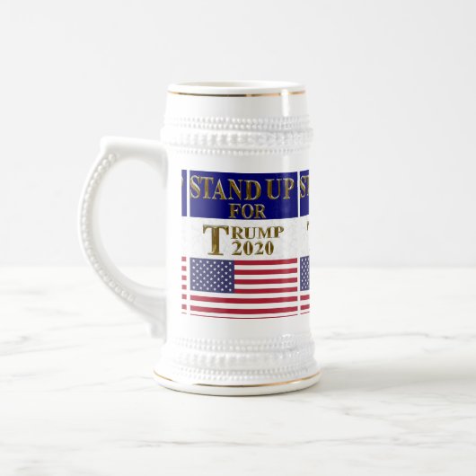 トランプに立ち向かう ビールジョッキ (左)