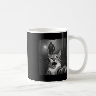 トランプに驚く猫の自撮りパロディ コーヒーマグカップ