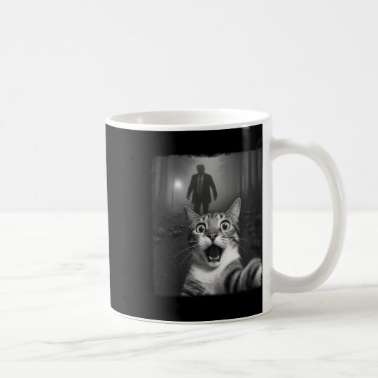 トランプに驚く猫の自撮りパロディ  コーヒーマグカップ (右)