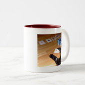 トランプのポーカーのコーヒー・マグを遊んでいる実質猫 ツートーンマグカップ (正面右)