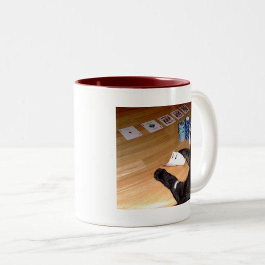 トランプのポーカーのコーヒー・マグを遊んでいる実質猫 ツートーンマグカップ (正面右)