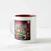 トランプのポーカーのマグを遊んでいる犬 ツートーンマグカップ (正面左)