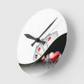 トランプのポーカーカードとカジノシンボル ラウンド壁時計 (傾斜)
