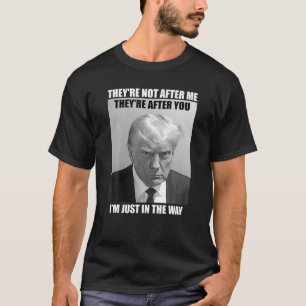 トランプのマグショット彼らは私はWの中にいるあなたを追っている Tシャツ