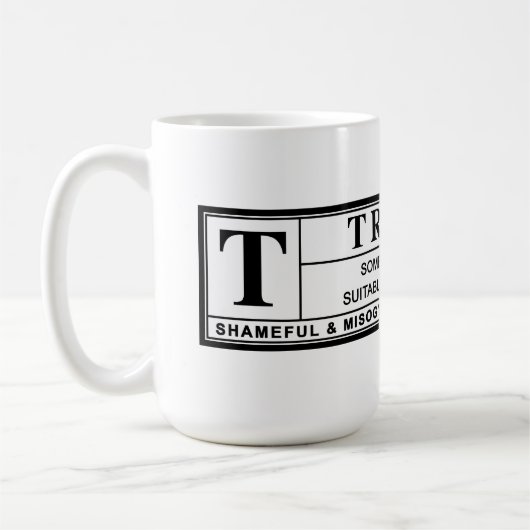 トランプのレーベル警告に反対する女性 コーヒーマグカップ (左)